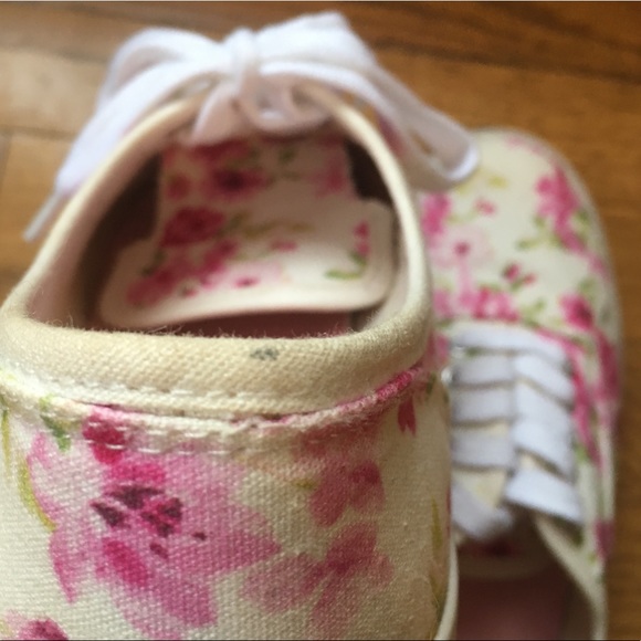 Forever 21 - Sneaker with Roses - Picture 6 of 8